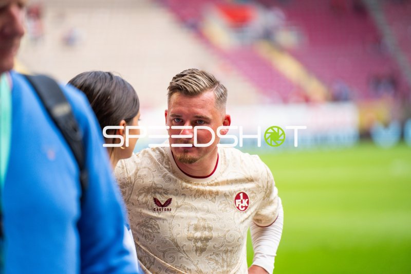 Marlon Ritter (#7; 1. FC Kaiserslautern) im Gespräch an der Seitenlinie