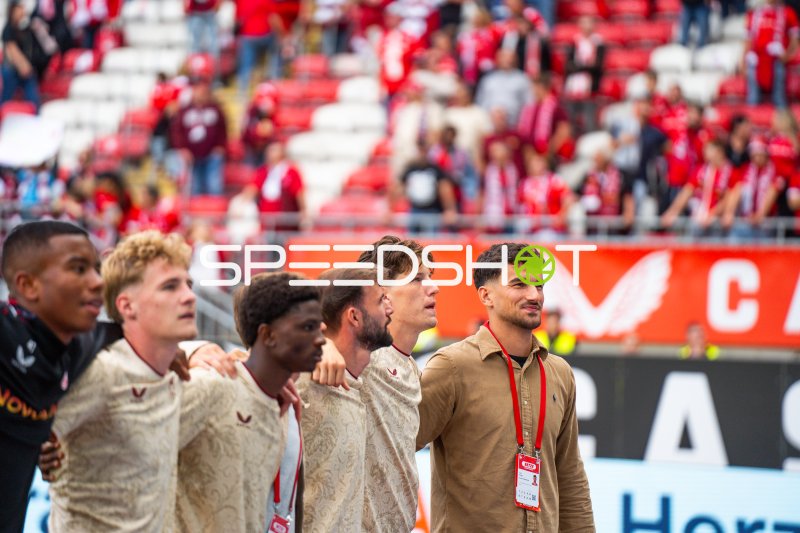 Ivan Prtajin und Leon Robinson vor Spielbeginn im Fritz Walter Stadion
