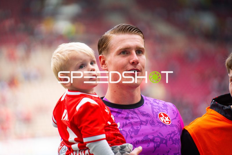 Julian Krahl (#1; 1. FC Kaiserslautern) mit Kind vor Spielbeginn