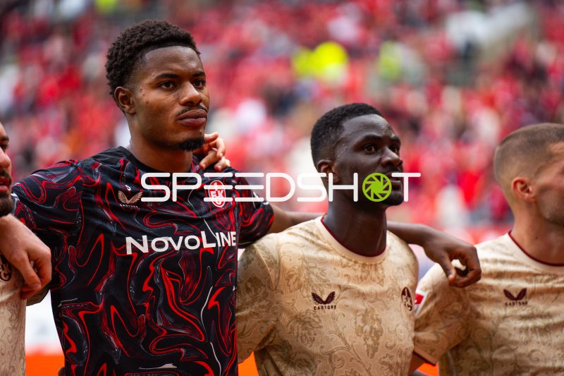 Kelven Frees und Maxwell Gyamfi vor dem Spiel im Fritz Walter Stadion