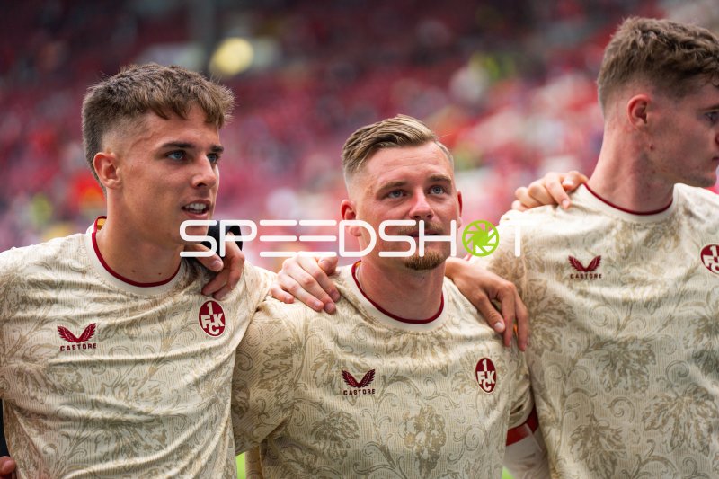 Marlon Ritter (#7; 1. FC Kaiserslautern) und Teamkollegen vor dem Spiel