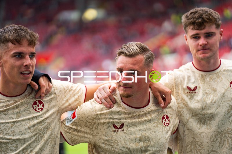 Marlon Ritter (#7; 1. FC Kaiserslautern) mit Teamkollegen vor dem Spiel