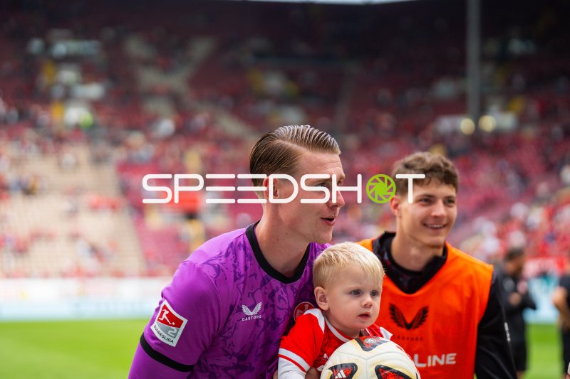Julian Krahl (#1; 1. FC Kaiserslautern) mit Kind auf dem Spielfeld