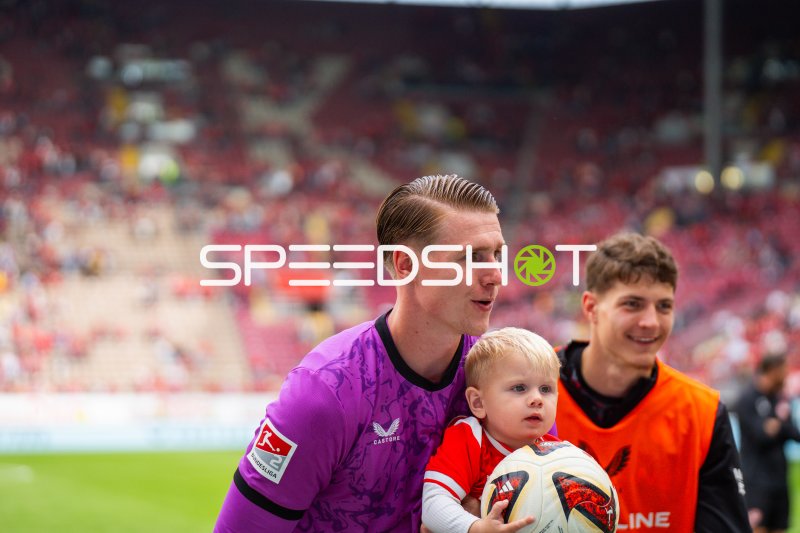 Julian Krahl und Miloš Luković mit Ballkindern im Fritz-Walter-Stadion