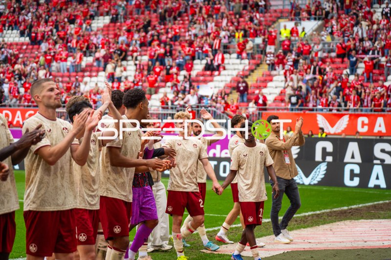 Kaiserslautern-Spieler bedanken sich nach Partie vor Fans im Fritz-Walter-Stadion