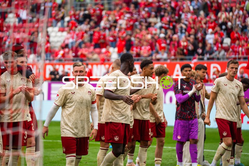 Marlon Ritter (#7; 1. FC Kaiserslautern) und Teamkollegen nach dem Spiel
