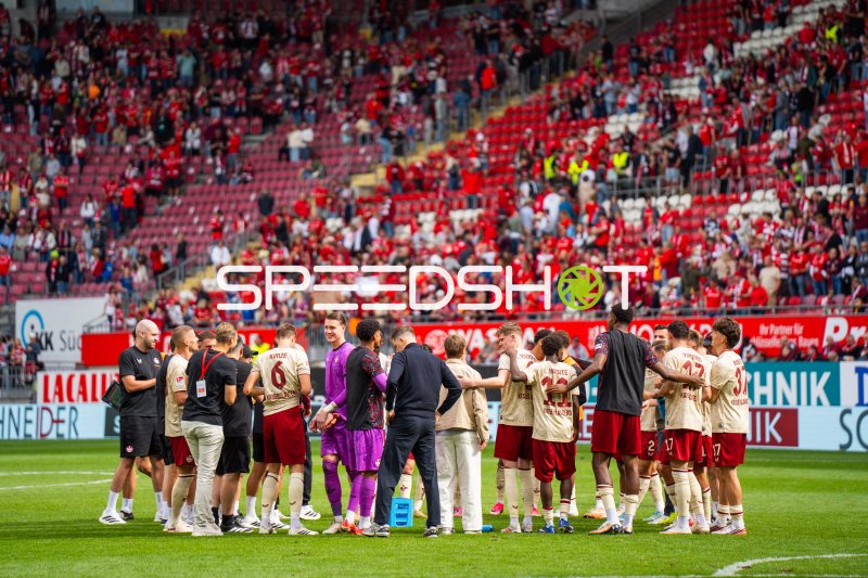 Julian Krahl (#1; 1. FC Kaiserslautern) bei Mannschaftsbesprechung im Fritz Walter Stadion