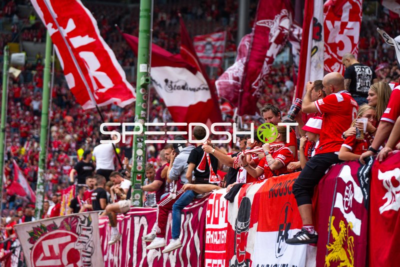 1. FC Kaiserslautern Fans in der Kurve beim Fritz-Walter-Stadion