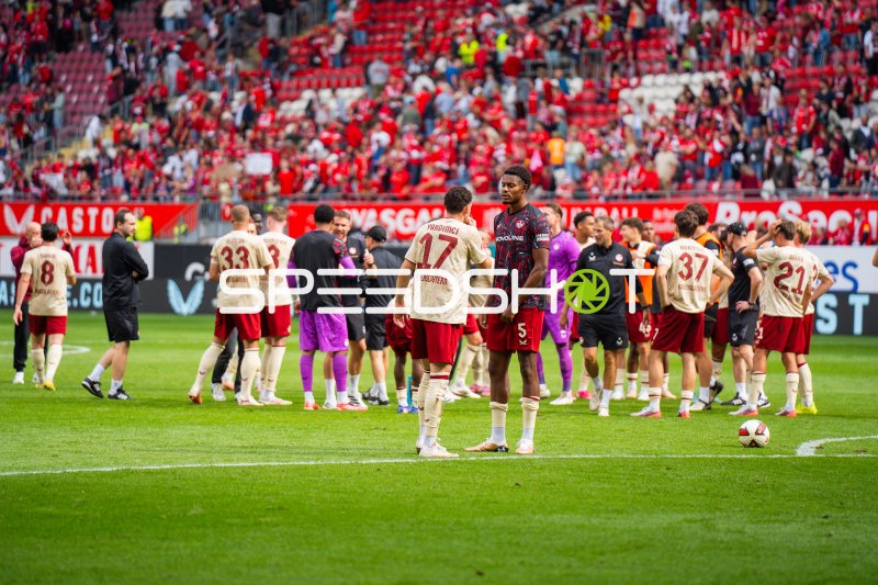 Erencan Yardımcı (#17; 1. FC Kaiserslautern) nach Spielende im Fritz Walter Stadion