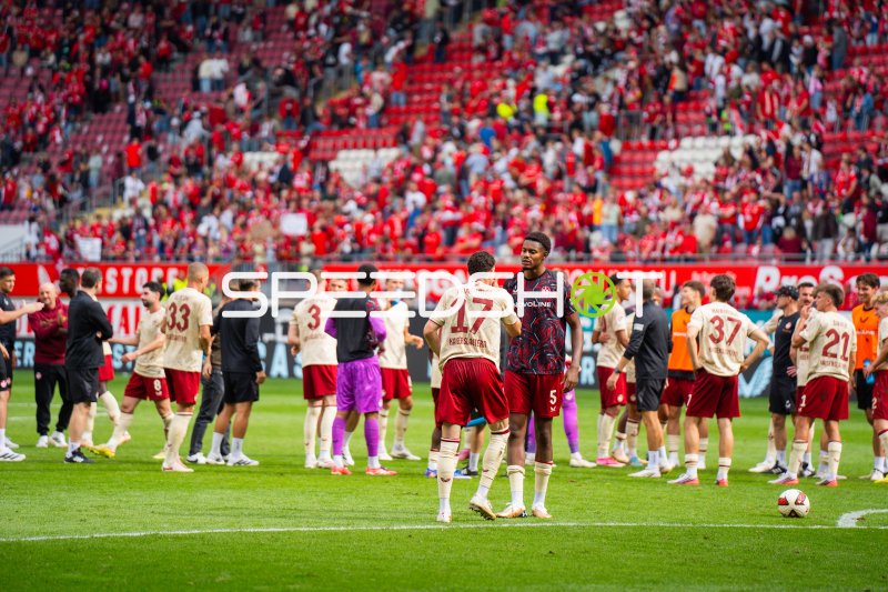 Kelven Frees (#5; 1. FC Kaiserslautern) nach Spielende im Fritz-Walter-Stadion