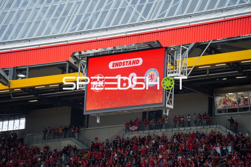 1. FC Kaiserslautern führt 1:0 gegen Eintracht Braunschweig im Fritz-Walter-Stadion