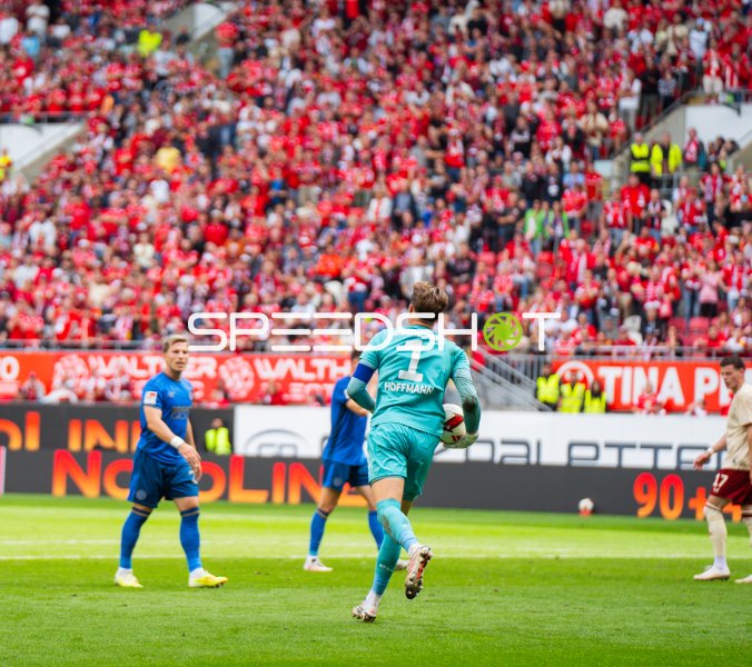 Lino Tempelmann (#20; 1. FC Nürnberg) im Spielaufbau am Fritz Walter Stadion