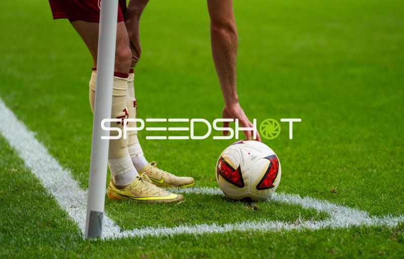 1. FC Kaiserslautern Spieler bei Eckstoßvorbereitung
