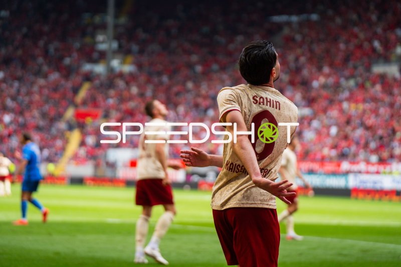 Semih Şahin (#8; 1. FC Kaiserslautern) im Spielaufbau am Fritz Walter Stadion