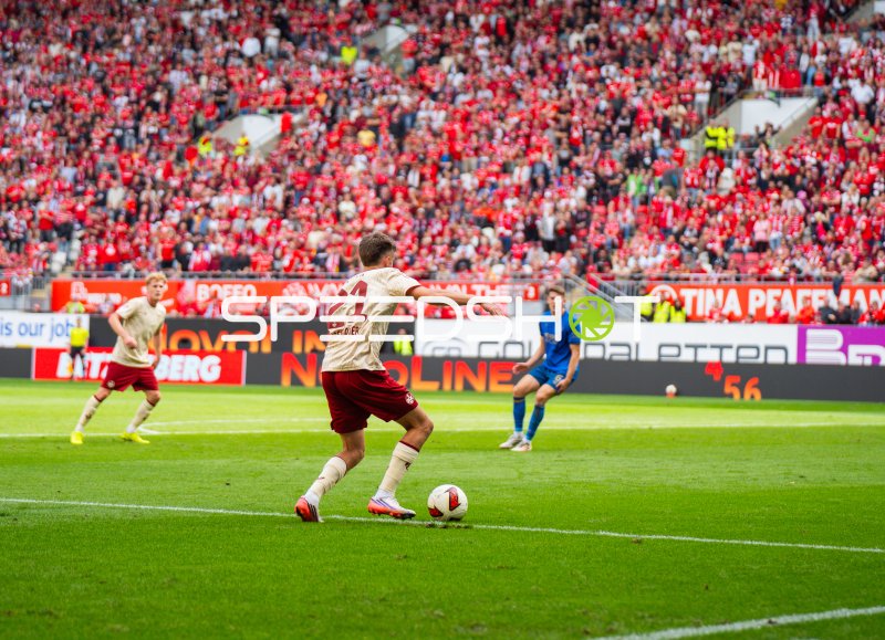 Mika Haas (#22; 1. FC Kaiserslautern) am Ball im Fritz Walter Stadion