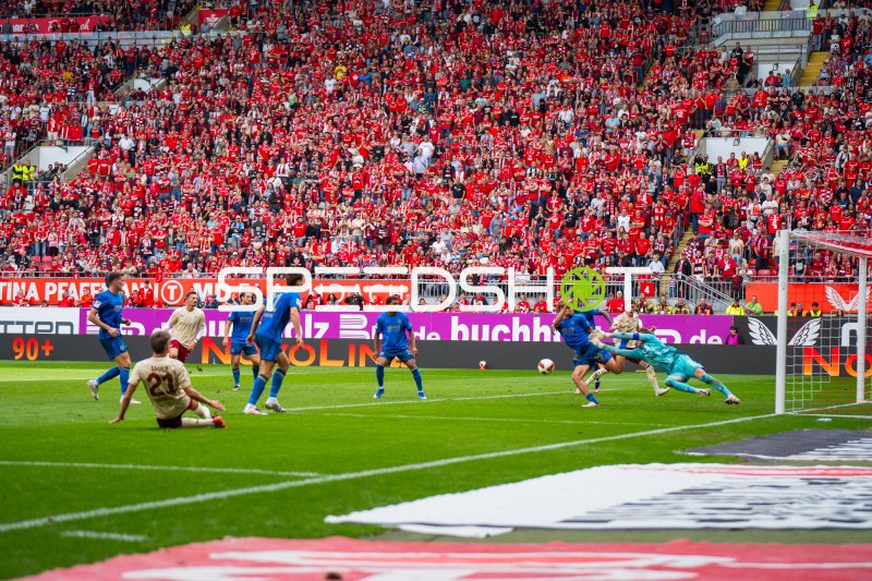 1. FC Kaiserslautern gegen Eintracht Braunschweig im Fritz-Walter-Stadion