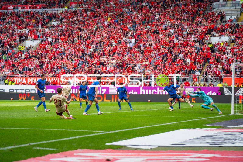 Mika Haas (#22; 1. FC Kaiserslautern) im Zweikampf gegen Eintracht Braunschweig