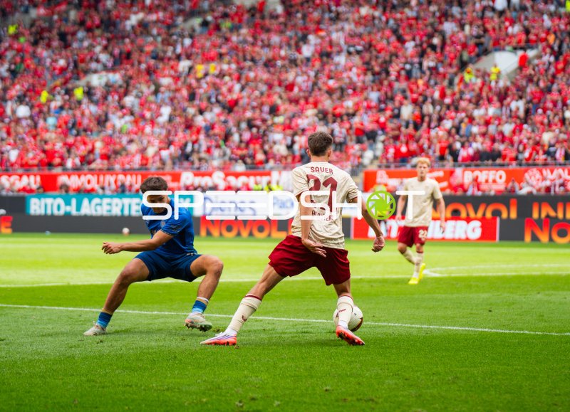Max Marie (#15; 1. FC Kaiserslautern) im Zweikampf am Fritz-Walter-Stadion