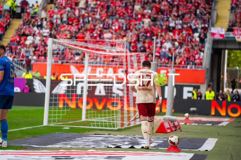 Erencan Yardımcı (#17; 1. FC Kaiserslautern) vor dem Elfmeter im Fritz-Walter-Stadion