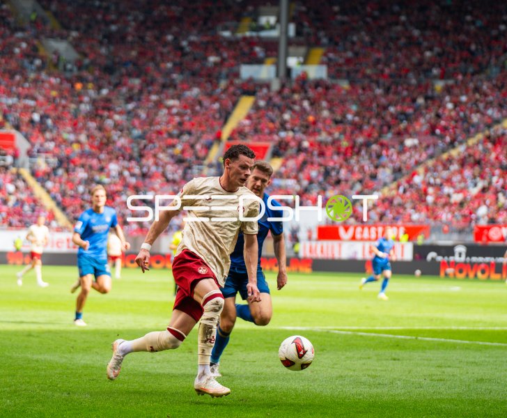 Erencan Yardımcı (#17; 1. FC Kaiserslautern) dribbelt gegen Florian Flick