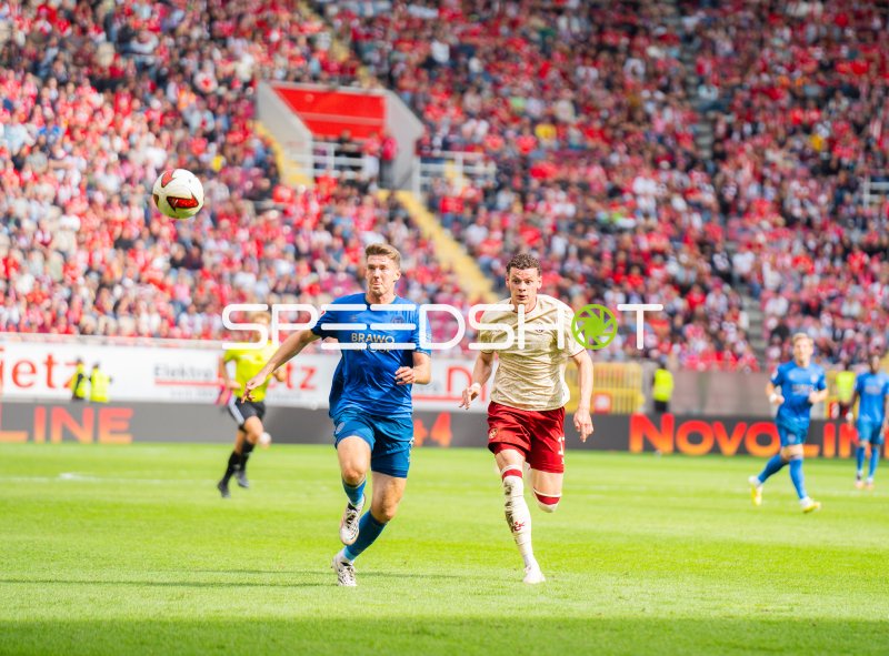 Florian Flick und Erencan Yardımcı im Zweikampf um den Ball