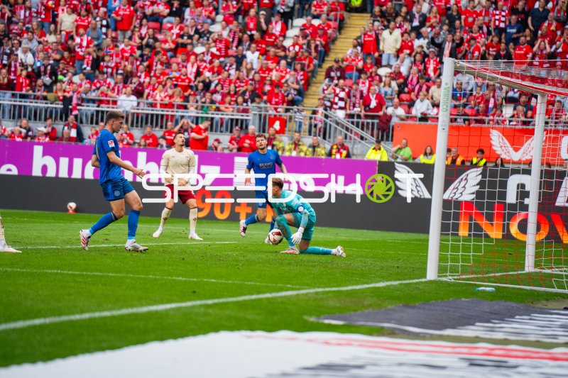 Ron-Thorben Hoffmann pariert am Fritz-Walter-Stadion