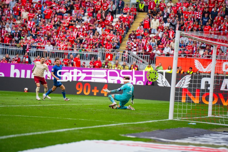 Ron-Thorben Hoffmann pariert Chance von Kevin Ehlers im Fritz-Walter-Stadion