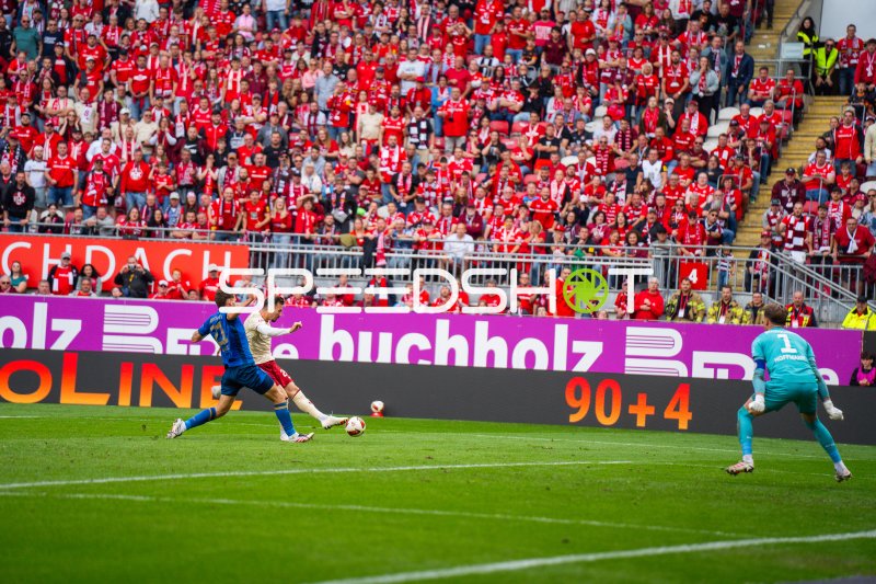 Spieler von Eintracht Braunschweig gegen Torwart des 1. FC Kaiserslautern