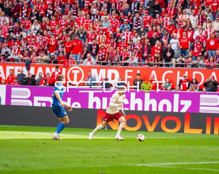 Mergim Berisha (#20; 1. FC Kaiserslautern) im Ballkontakt gegen Braunschweig