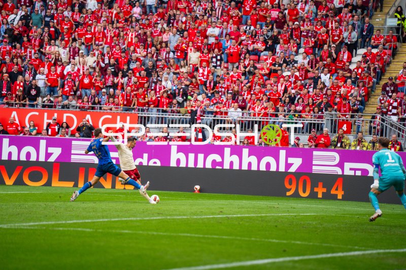 Spieler von Eintracht Braunschweig gegen 1. FC Kaiserslautern im Fritz Walter Stadion