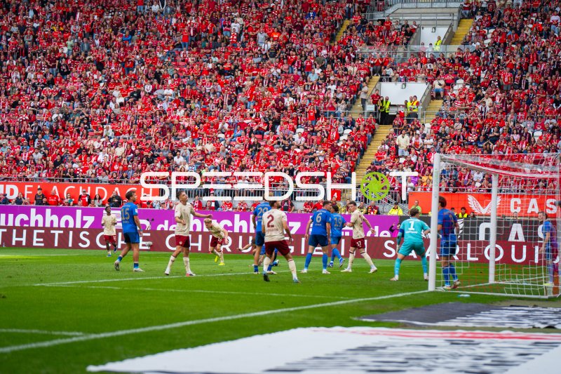 1. FC Kaiserslautern gegen Eintracht Braunschweig im Fritz-Walter-Stadion