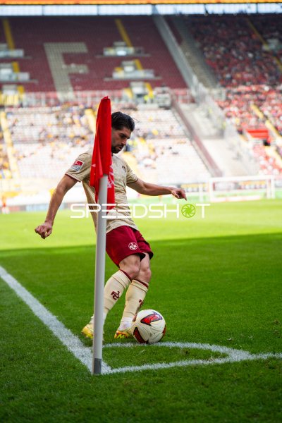 Semih Şahin (#8; 1. FC Kaiserslautern) bei Eckstoß im Fritz-Walter-Stadion