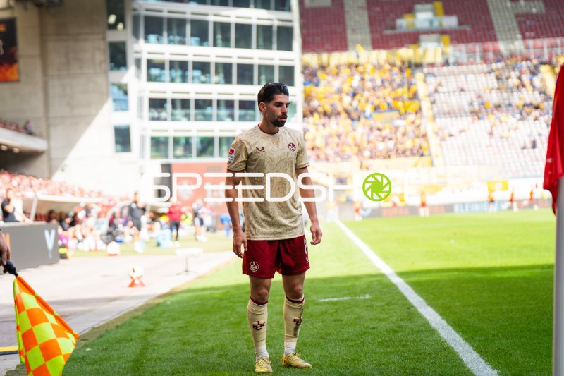 Semih Şahin (#8; 1. FC Kaiserslautern) vor dem Anpfiff im Fritz-Walter-Stadion