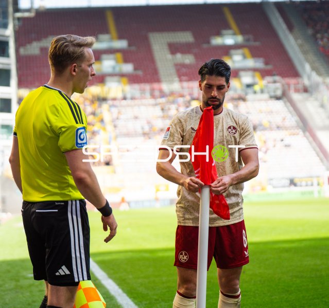 Semih Şahin (#8; 1. FC Kaiserslautern) bei der Eckfahne im Fritz Walter Stadion