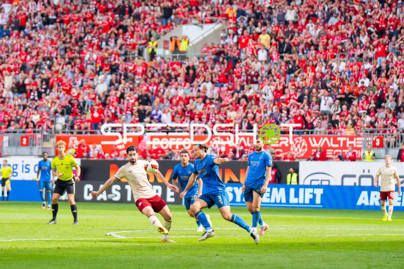 Mehmet Aydin (#8; Eintracht Braunschweig) im Zweikampf gegen Kaiserslautern