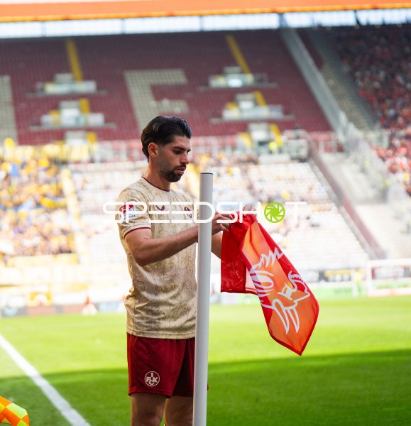Semih Şahin (#8; 1. FC Kaiserslautern) bei der Eckfahne