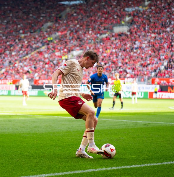 1. FC Kaiserslautern Spieler bei Ballkontrolle im Fritz Walter Stadion