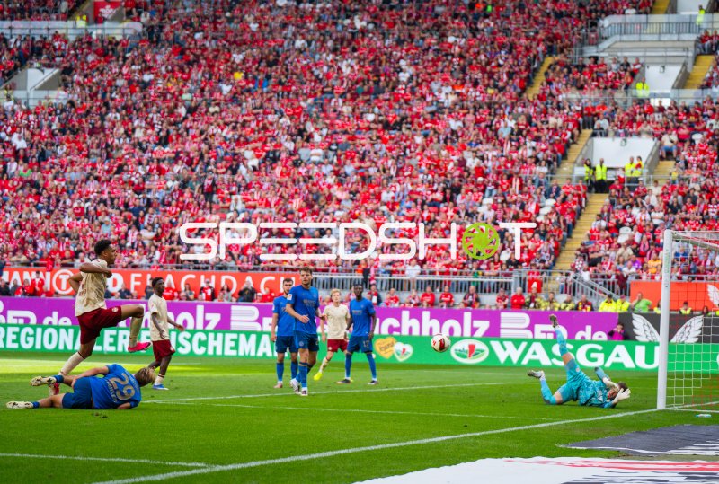 Kevin Ehlers (#21) bei Torschussversuch im Fritz Walter Stadion