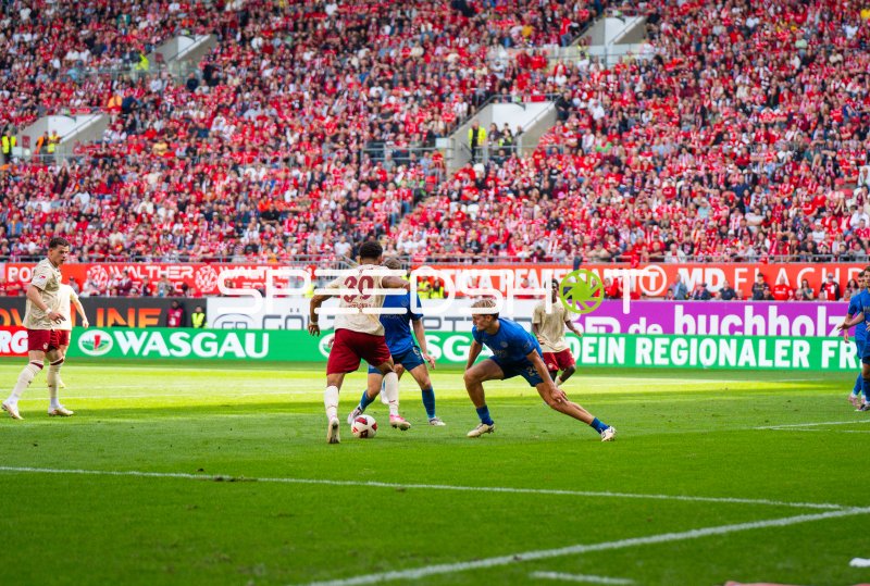 Spieler #30 des 1. FC Kaiserslautern im Zweikampf am Fritz Walter Stadion