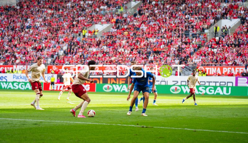 Erencan Yardımcı (#17; 1. FC Kaiserslautern) dribbelt gegen Lukas Frenkert