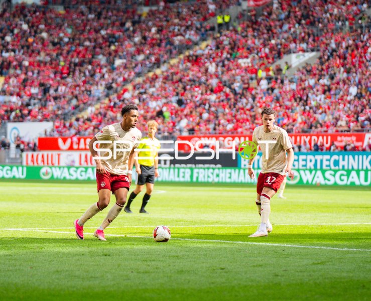 Erencan Yardımcı (#17; 1. FC Kaiserslautern) mit Ball im Spielaufbau