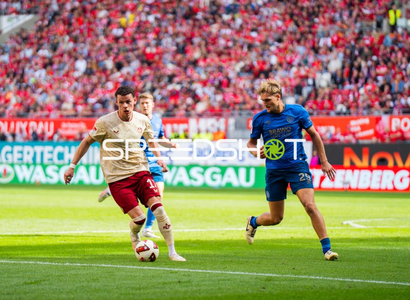 Lukas Frenkert (#29) gegen Erencan Yardımcı im Zweikampf
