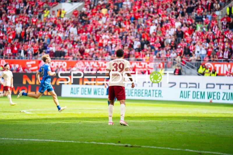 Thierry Tazemeta (#39; 1. FC Kaiserslautern) im Spielaufbau