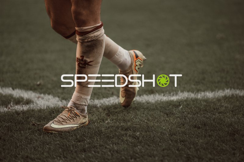 Detailaufnahme: Fußballschuhe und Socken auf dem Rasen