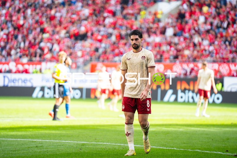 Semih Şahin (#8; 1. FC Kaiserslautern) im Spielaufbau