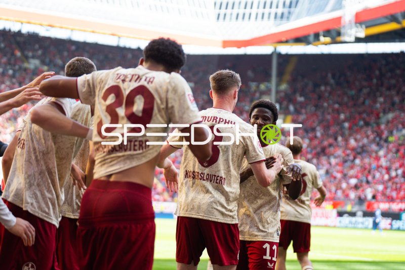Ibrahim Kanaté (#11; 1. FC Kaiserslautern) im Mannschaftskreis