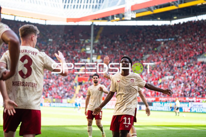 Ibrahim Kanaté (#11; 1. FC Kaiserslautern) jubelt vor Publikum