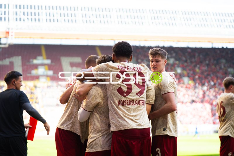 Jan Elvedi (#33; 1. FC Kaiserslautern) im Mannschaftsjubel