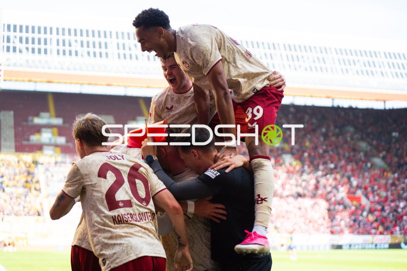 Kaiserslautern-Spieler feiern Tor im Fritz-Walter-Stadion