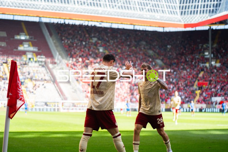 Erencan Yardımcı (#17; 1. FC Kaiserslautern) und Mergim Berisha (#20; 1. FC Kaiserslautern) jubeln im Fritz Walter Stadion